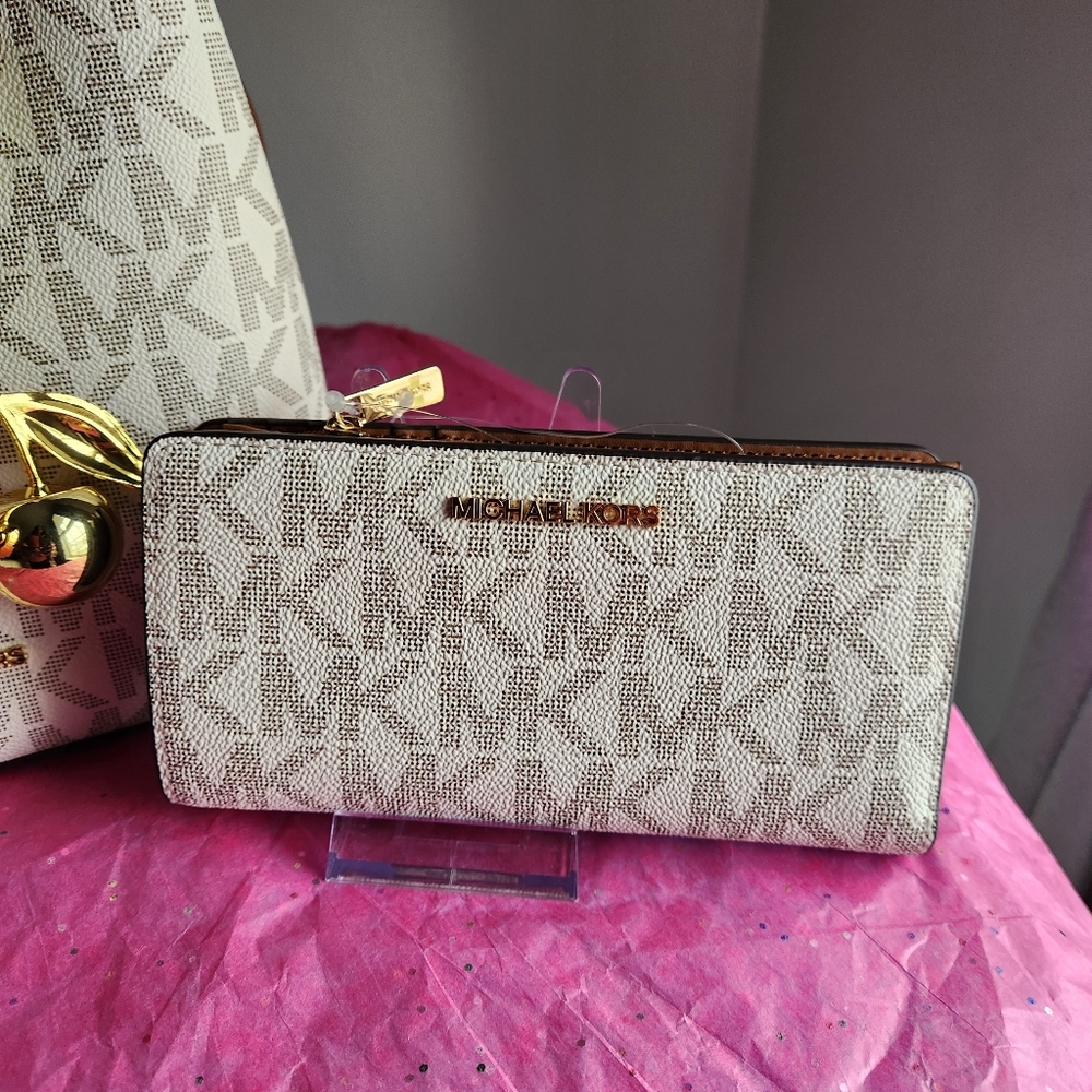 Michael Kors Bucket Messenger 3 Pc set NWT - Picture 13 of 16